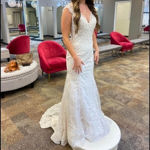 Brand new wedding dress, NEVER WORN!